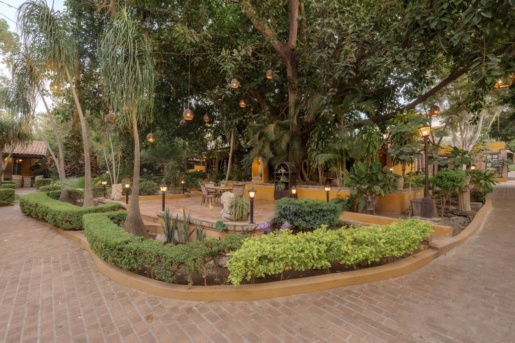 Quinta San Carlos garden courtyard